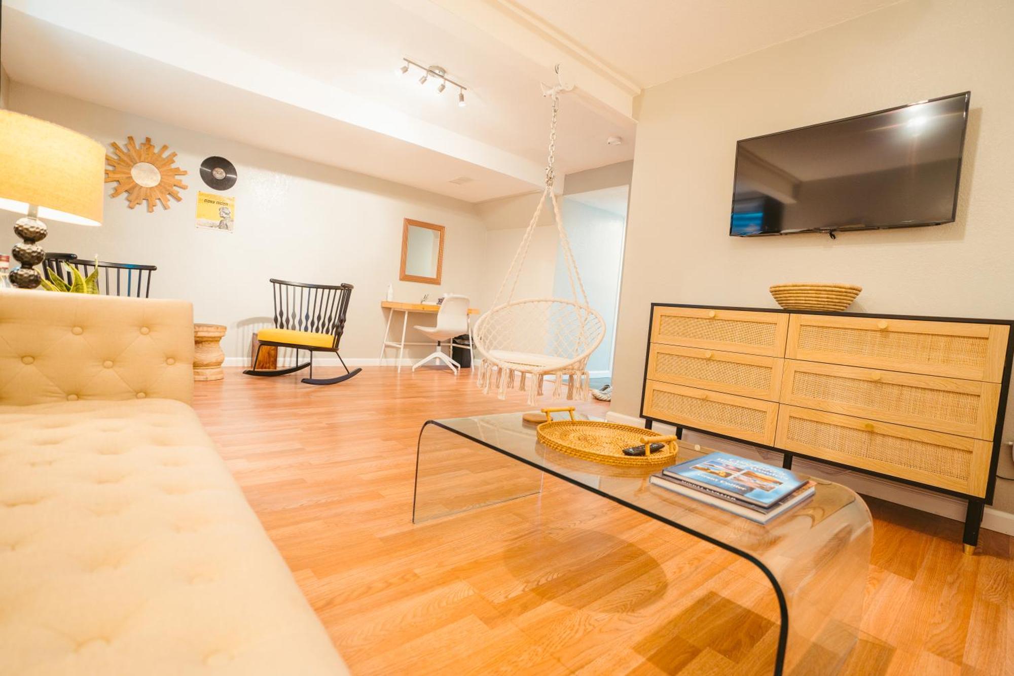 Windsor Retreat Private Basement Suite Денвер Екстер'єр фото